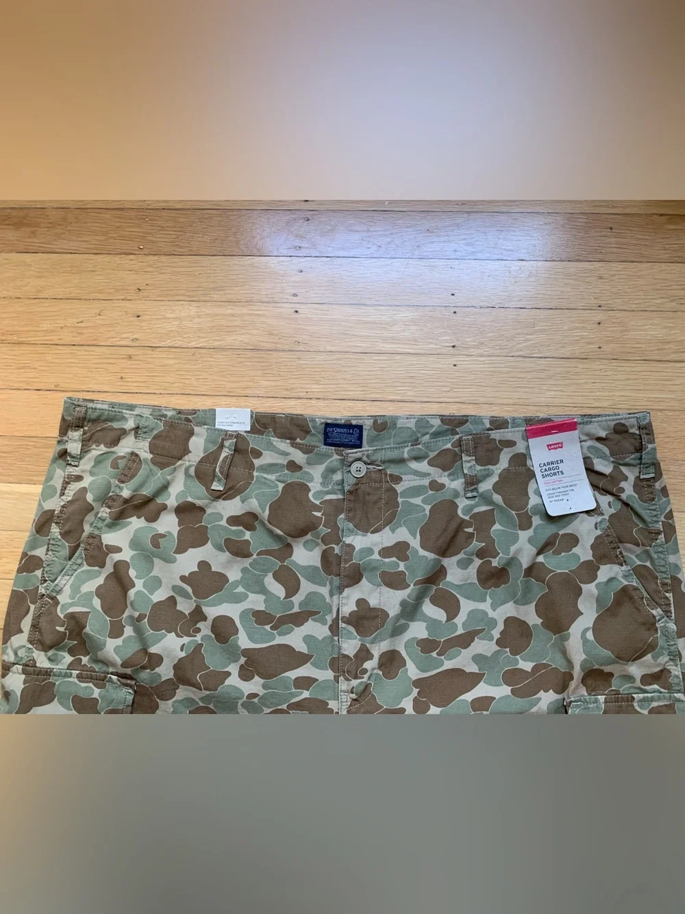 NWT Levi's Carrier Cargo Olive & Brown 100% Cotton Camouflage 10” Shorts Size 48